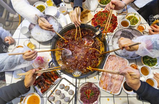 重庆火锅“涮出”3千亿大市场PG电子麻将胡了2热辣滚烫！(图4)