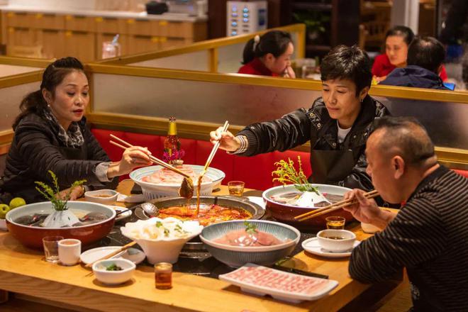 重庆火锅“涮出”3千亿大市场PG电子麻将胡了2热辣滚烫！(图7)